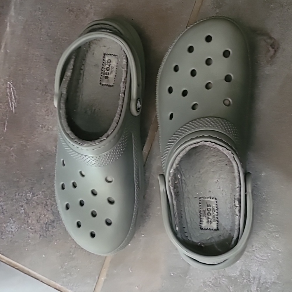 Classic Crocs Lined Fuzzy Warm Grey Charcoal Size 8 Women & 10 men's Slip Ons - Picture 1 of 7